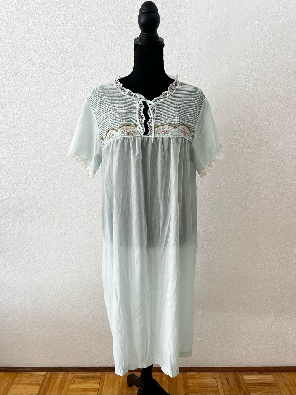 Vintage Embroidered Pintuck Peignoir Robe Chemise Nightgown Retro Ethereal